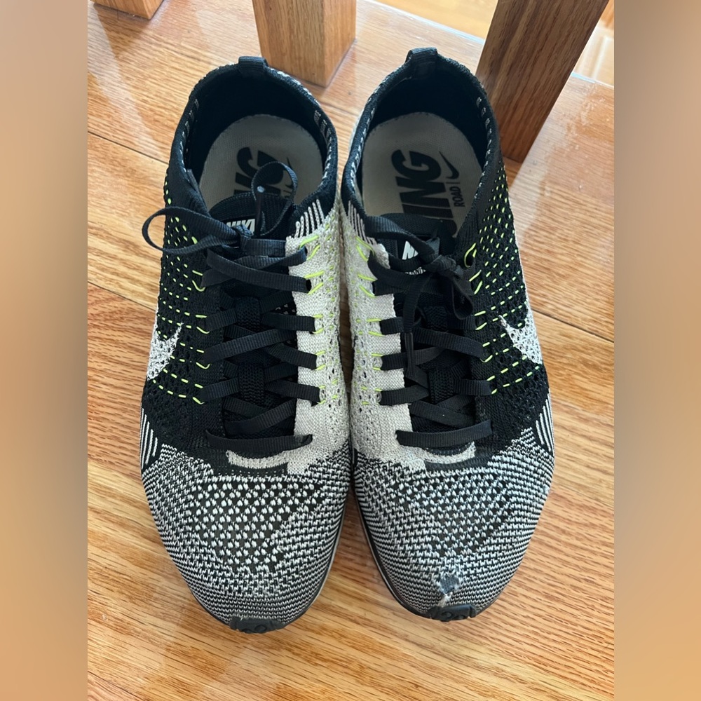 Nike flyknit racers MEN SIZE 6 = 7-7.5 women